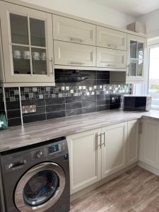 Modern 2 bed with secure driveway