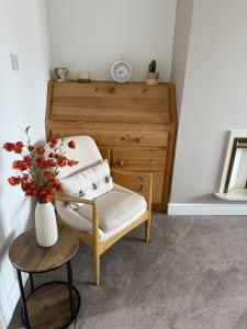 Modern 2 bed with secure driveway