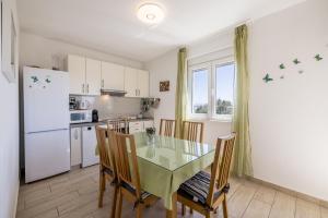 Apart sa Terasom 250m od Plaže,Parking,Wi Fi,Roštilj 