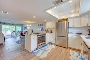 Private Balcony with Water Views Welaka Condo!