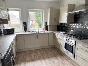 Modern 2 bed with secure driveway