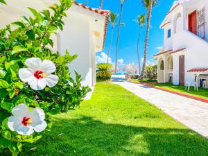 Tropical Fiesta STUDIOS SUITES POOL near Bavaro BEACH CLUB & SPA