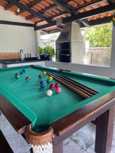 Casa com PISCINA - 02 Quartos à 900m PRAIA e 3km do Beto Carrero - Estacionamento - Area de LAZER com Churrasqueira e SINUCA - Wi-Fi e Cozinha Completa