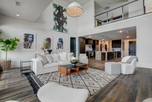 Benz View Penthouse w Rooftop, Secure Parking