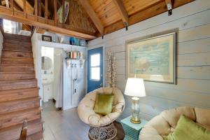 Fish On-Site Okeechobee Cabin with Pool Access