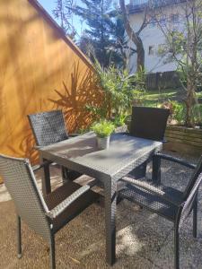 Lovely Apartment with pool and garden