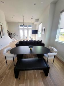 Luxurious 3 story home in Houston! Elegance galore