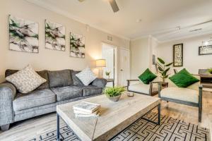 10 Mi to Disney World Modern Condo with Resort Pool