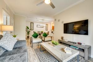 10 Mi to Disney World Modern Condo with Resort Pool