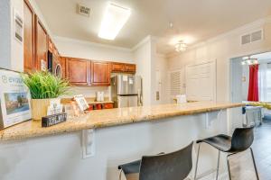 10 Mi to Disney World Modern Condo with Resort Pool