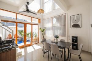 OG Cruz - Central & Stylish Canggu Pool Villa - Sleeps 7