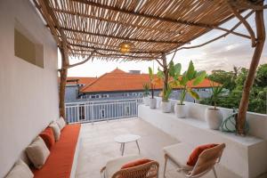 OG Cruz - Central & Stylish Canggu Pool Villa - Sleeps 7