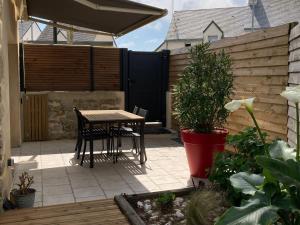 Maisons de vacances Charmante maison renovee au calme avec jardin privatif, a 500m des plages et proche commerces - FR-1-306-1082 : photos des chambres