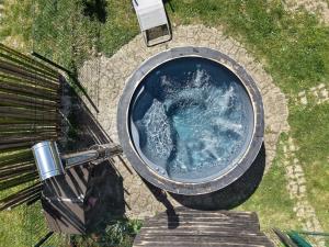 Maison avec jardin, piscine chauffée et baignade à proximité - Le Menoux - FR-1-591-234