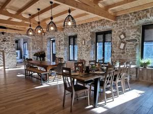 Grand gîte rénové, billard, baby-foot, vue sur rivière, terrasse, activités diverses - FR-1-582-76