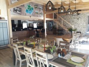 Grand gîte rénové, billard, baby-foot, vue sur rivière, terrasse, activités diverses - FR-1-582-76