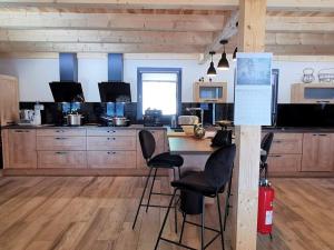 Grand gîte rénové, billard, baby-foot, vue sur rivière, terrasse, activités diverses - FR-1-582-76