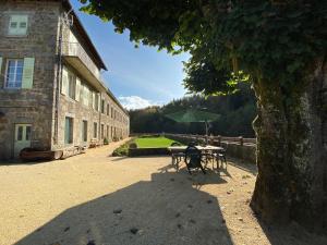 Maisons de vacances Grand gite renove, billard, baby-foot, vue sur riviere, terrasse, activites diverses - FR-1-582-76 : photos des chambres