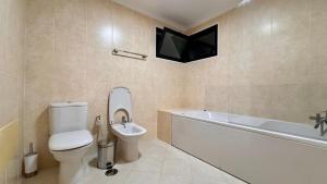 Coastal Comfort at Riverside - 4 Min to Airport!