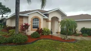 Canal Front Vacation Home - 普拉西达