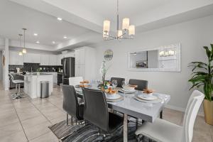 Cozy & Stylish 2BR Condo Prime Storey Lake Spot