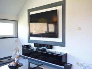 Lake-view apartment with sauna, hot tub