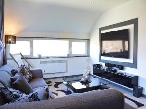 Lake-view apartment with sauna, hot tub