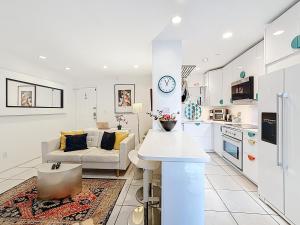 Your sunny stay A getaway in a classic Miami Beach building just one minute to the sand Ideal for groups and couples