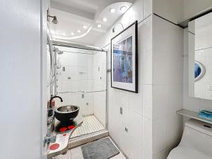 Your sunny stay A getaway in a classic Miami Beach building just one minute to the sand Ideal for groups and couples