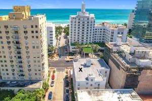 Your sunny stay A getaway in a classic Miami Beach building just one minute to the sand Ideal for groups and couples