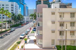 Your sunny stay A getaway in a classic Miami Beach building just one minute to the sand Ideal for groups and couples