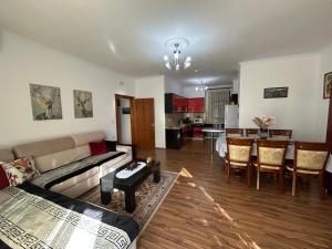 J & Nilsons Apartment In Shkodra Center