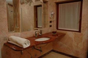 Deluxe Room (2 Adults + 1 Child)