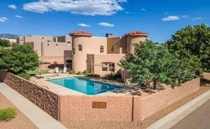Oasis Retreat with Private Pool & Hot Tub home - Corrales