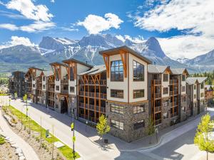 Spring Creek Luxury King One Bedroom at White Spruce Lodge