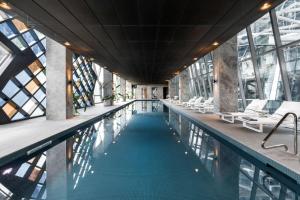 City Center 2BR with Stunning Views, Pool and Gym!