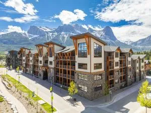 Spring Creek Spacious Luxury King One Bedroom plus Den at White Spruce Lodge - Canmore