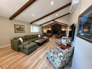 Newly updated! Pine Lodge, Cabin and bunkhouse - 温泉城