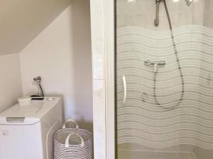 Maisons de vacances Gite Confortable avec Jardin et Parking Pres de Blois - FR-1-491-462 : photos des chambres