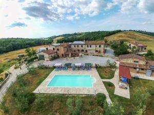 Cottage in Asciano with Pool and Terrace