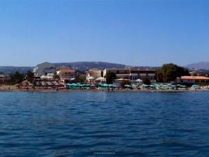 Apartment for five, swimming pool, near the beach