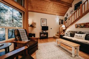 Snowline Cabin 4 - Pet-friendly cedar cabin with a private outdoor hot tub