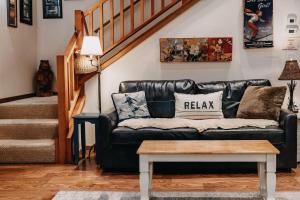 Snowline Cabin 4 - Pet-friendly cedar cabin with a private outdoor hot tub