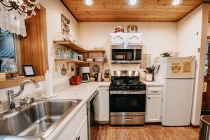 Snowline Cabin 4 - Pet-friendly cedar cabin with a private outdoor hot tub