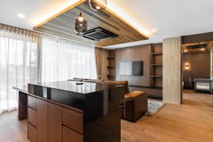 Chariot by Villacarte