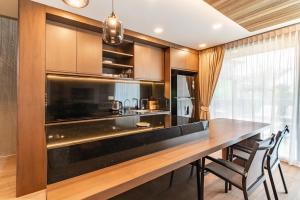 Chariot by Villacarte