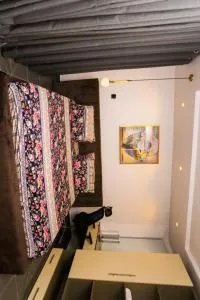 Noir and gold homes - Asheshe