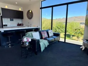 Pit Lane Luxury - 亚历山德拉