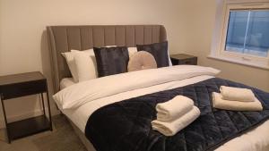Heart of Warrington | Modern 3-Bed Stay