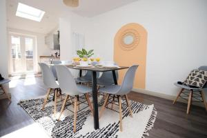 Cohost Partners Charming 3BR Near City Centre Parking